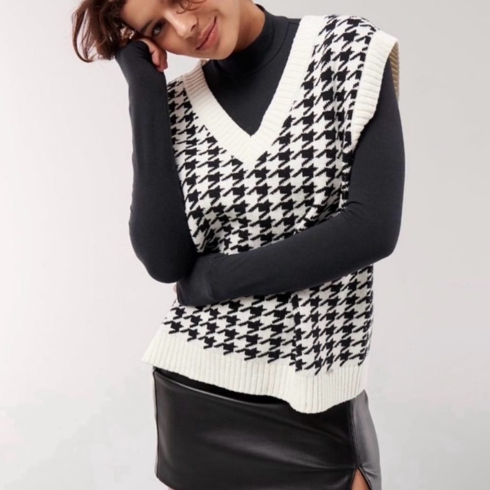Hollister Houndstooth V-Neck Sweater Vest - Black and White